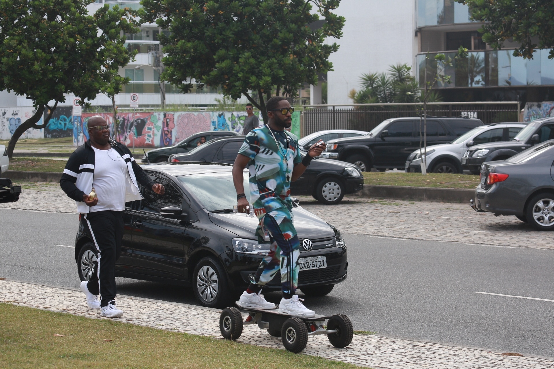 22.fev.2015 - A bordo de um skate elétrico, Lázaro Ramos grava cenas da série "Mister Brau" na orla da praia do Recreio dos Bandeirantes - Dilson Silva/Agnews
