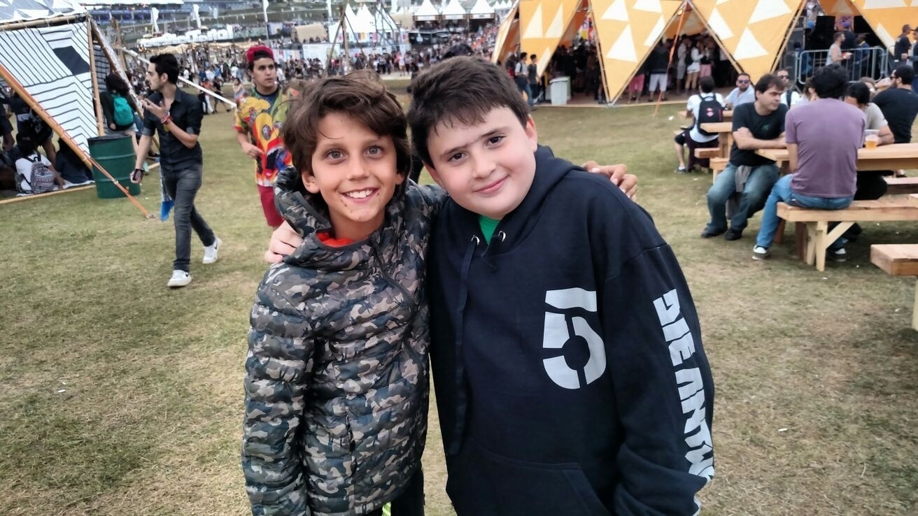 13.mar.2016 - O Lollapalooza Brasil 2016 também disponibiliza um espaço exclusivo para as crianças, o Kidzapalooza. Luiz Fernando Wiltz (à dir.), 9, estava acompanhado da mãe, Margareth Wiltz, e do amigo dele Matias Fernandes, 9. "A gente ia no Twenty One Pilots, mas preferimos ficar correndo e ir nos balanços", disse Luiz - Mariane Zendron/UOL