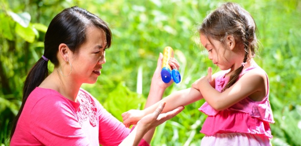Especialistas recomendam o tipo de repelente de acordo com a faixa etária da criança - Getty Images