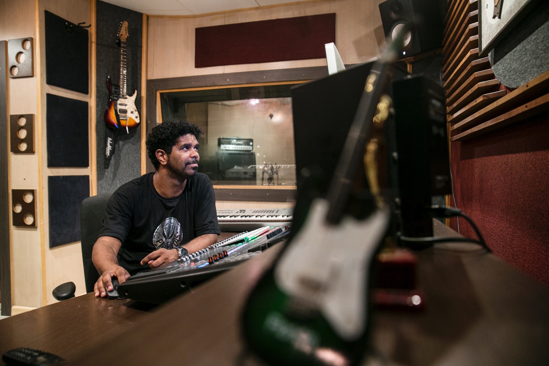 O pastor e cantor gospel Wesley Ros mostra seu estúdio particular em Osasco - Lucas Lima/UOL