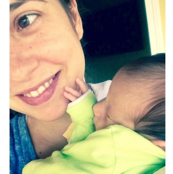 9.mai.2016 - Paloma Duarte é só felicidade com o caçula da família, Antônio. "Começando a semana agarradim", escreveu a atriz, que passou o primeiro Dia das Mães com o menino, nascido no dia 22 de abril - Reprodução/Instagram/palomaduarteoficial