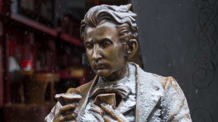 Uma estátua do escritor Leopold Ritter von Sacher-Masoch também pode ser vista na frente do Masoch-Cafe, em Lviv, na Ucrânia - Divulgação/Masoch-Cafe - Divulgação/Masoch-Cafe