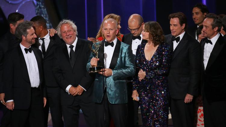 Ryan Murphy (no centro) recebe Emmy por "American Crime Story" - REUTERS/Mike Blake - REUTERS/Mike Blake