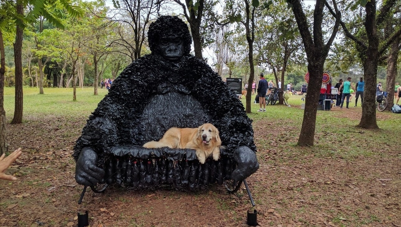 Poltrona em forma de gorila gigante feita de sacos de lixo e garrafas PET pela artista de Sonia Costa exposta na Zoo Urbana, no Parque Ibirapuera, em São Paulo - Divulgação