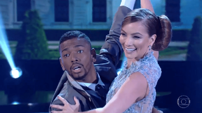 27.nov.2016 - Rainer Cadete, Nego do Borel, Felipe Simas, Brenno Leone e Sophia Abrahão foram desafiados pela produção a se apresentar ao ritmo da valsa, já na reta final do quadro - Reprodução/TV Globo