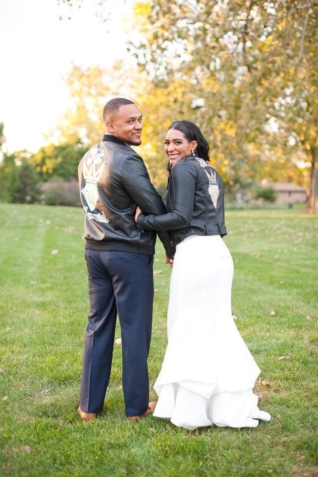 Inspiração para usar jaqueta de couro com o vestido de noiva - Divulgação/Comfort Photography