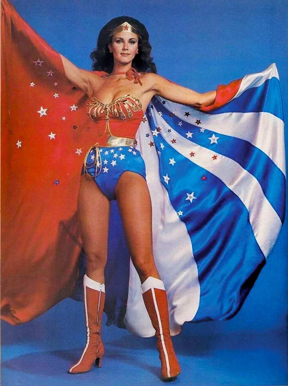 Lynda Carter como a Mulher-Maravilha, que interpretou na série de TV de 1975 a 1979 - Divulgação