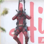 Atriz cai de paraquedas vestida de Domino no set de Deadpool 2