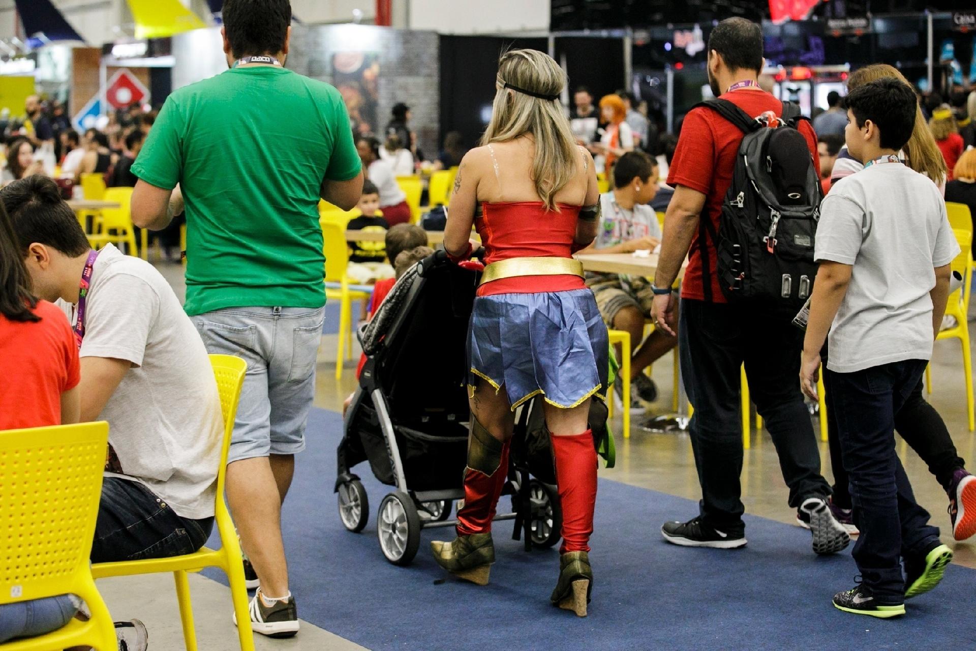 Mãe é mãe em qualquer lugar, e não importa se você é a Mulher-Maravilha - Mariana Pekin/UOL