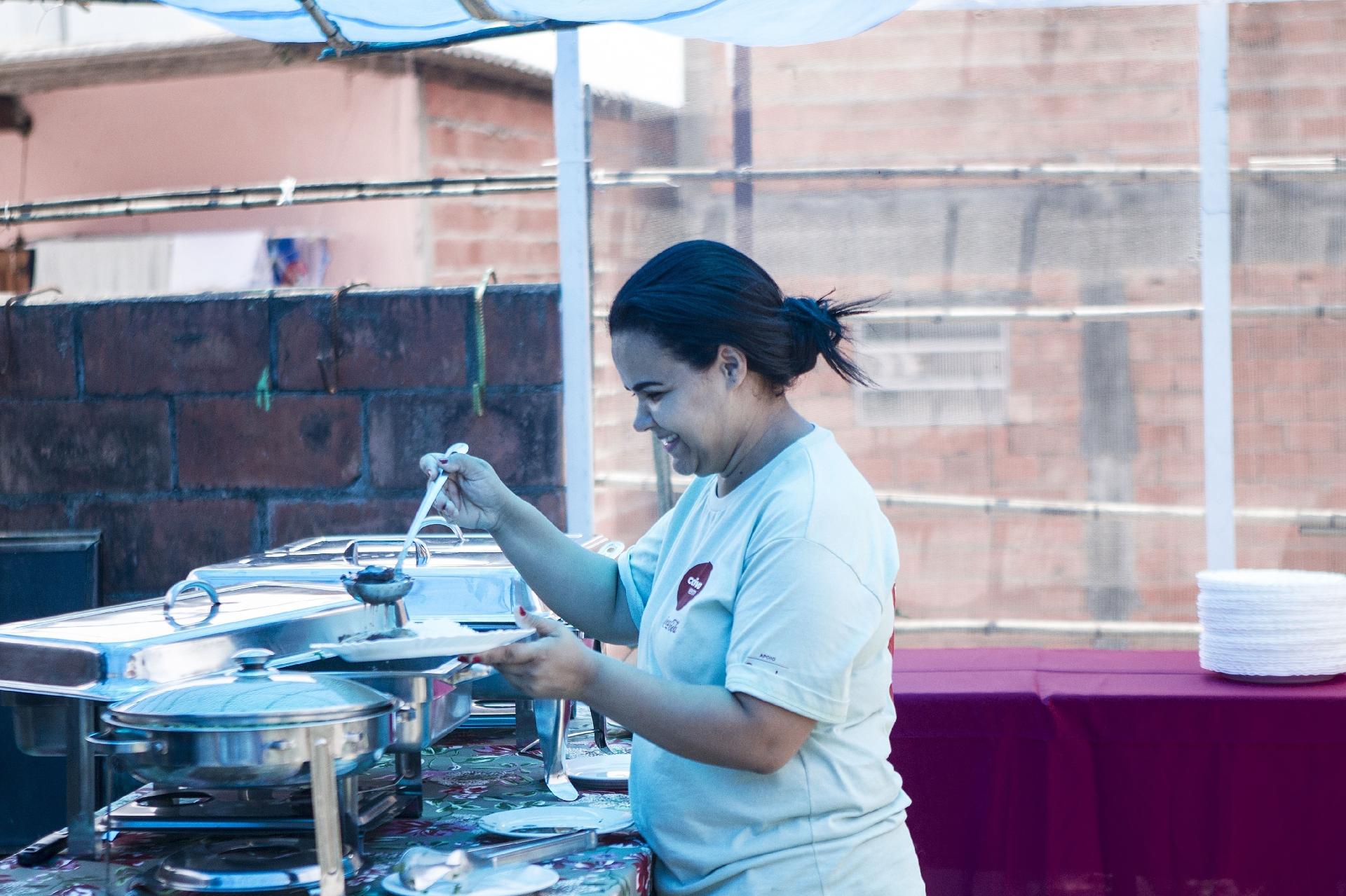 Bruna é uma das mulheres que compõem o time Mãos de Maria - Carine Wallauer/UOL