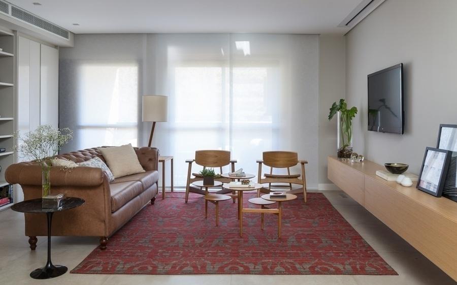Com 100 m², este apartamento na zona sul de São Paulo passou por uma reforma completa comandada por Ana Yoshida. Além da retirada de paredes entre as salas e cozinha, a arquiteta mudou revestimentos e a apostou em uma decoração contemporânea e leve. Pouco usado, o terceiro dormitório foi demolido para que a sala crescesse de tamanho - Evelyn Müller/Divulgação