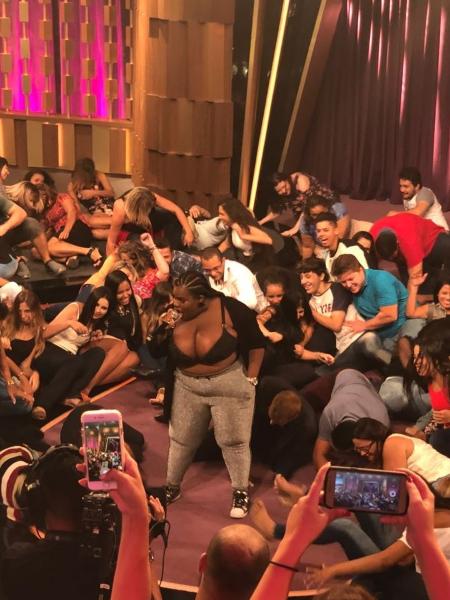 Plateia do Programa do Porchat se joga no chão ao som de "Que tiro foi esse?" - Guilherme Machado / UOL - Guilherme Machado / UOL