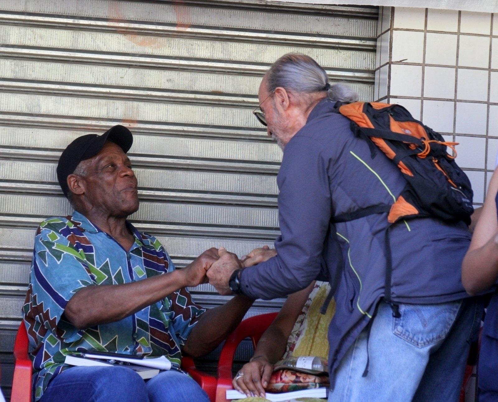 O ator americano Danny Glover esteve na favela da Rocinha - AgNews