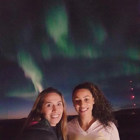 Rilany (à dir.) na aurora boreal na Islândia - Reprodução/Instagram