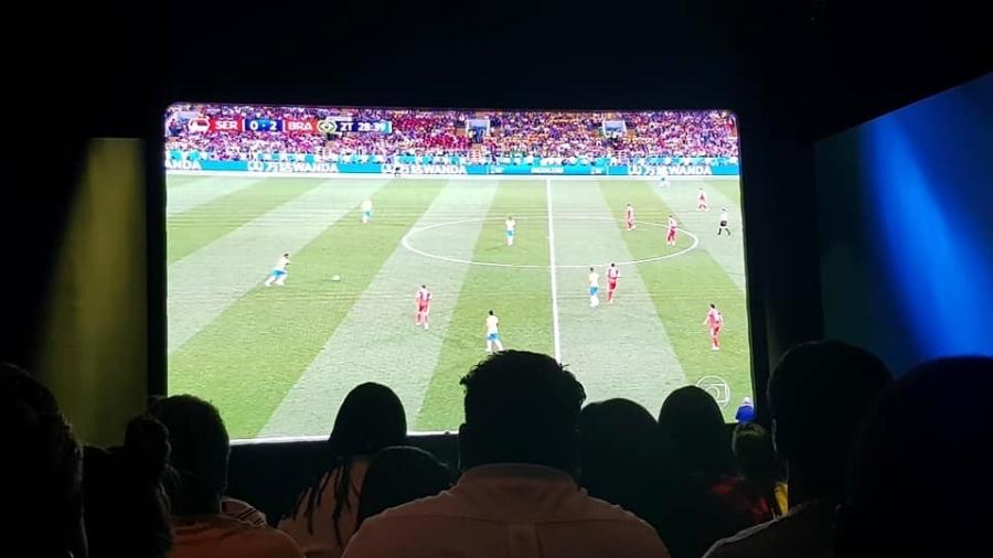 Funcionários do SBT assistem ao jogo entre Brasil x Sérvia na Globo - Reprodução/Facebook