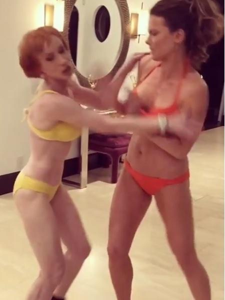 Kate Beckinsale e Kathy Griffin em briga de biquíni - Reprodução/ Instagram
