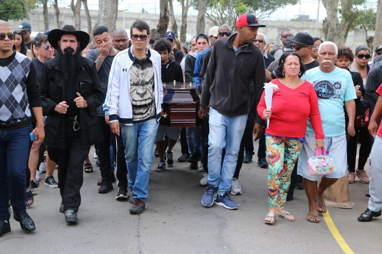 Caixão é carregado por familiares e amigos de Mr. Catra no Rio - Daniel Pinheiro/AgNews