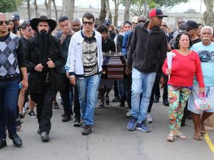 Caixão é carregado por familiares e amigos de Mr. Catra no Rio - Daniel Pinheiro/AgNews