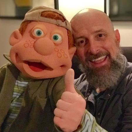 Fernando Gomes e sua criação mais famosa, Júlio - Fernando Gomes/Arquivo pessoal - Fernando Gomes/Arquivo pessoal