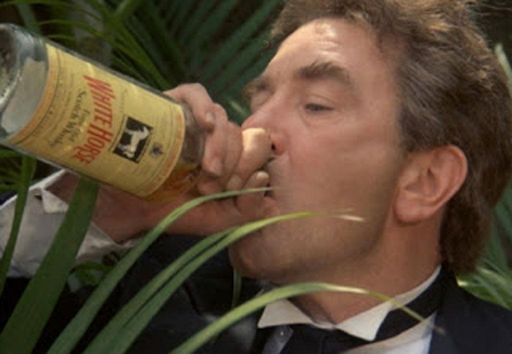 Albert Finney em "À Sombra do Vulcão" (1984) - Reprodução