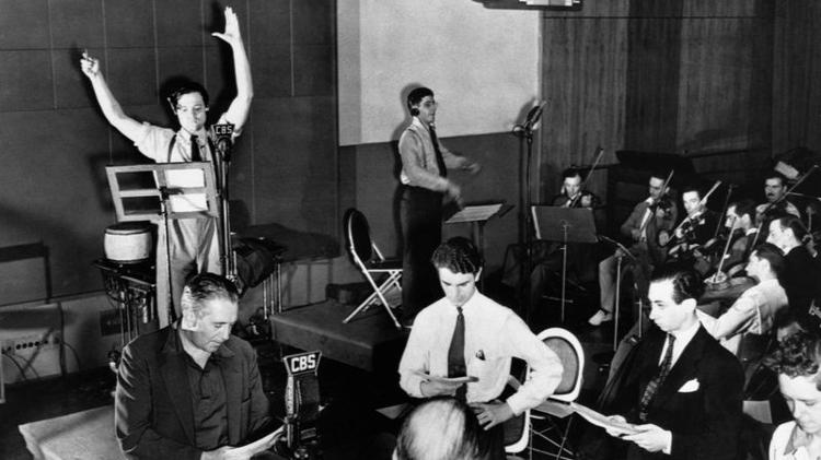 Imagem do estúdio, com orquestra - Bettmann/Corbis - Bettmann/Corbis