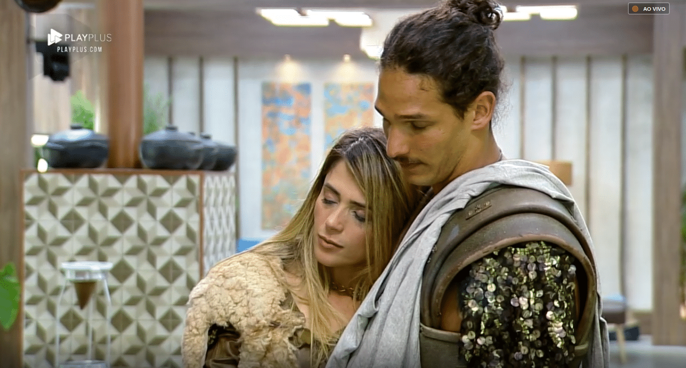 Nadja Pessoa é amparada por João Zoli durante festa viking - Reprodução/Play Plus