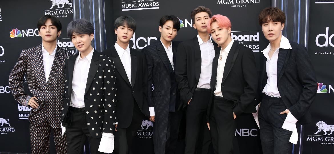 Os integrantes do BTS chegam ao tapete vermelho do Billboard Music Awards, em Las Vegas - Frazer Harrison/Getty Images/AFP
