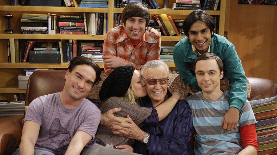 Elenco de "The Big Bang Theory" posa com o quadrinista Stan Lee (1922-2018) - Reprodução