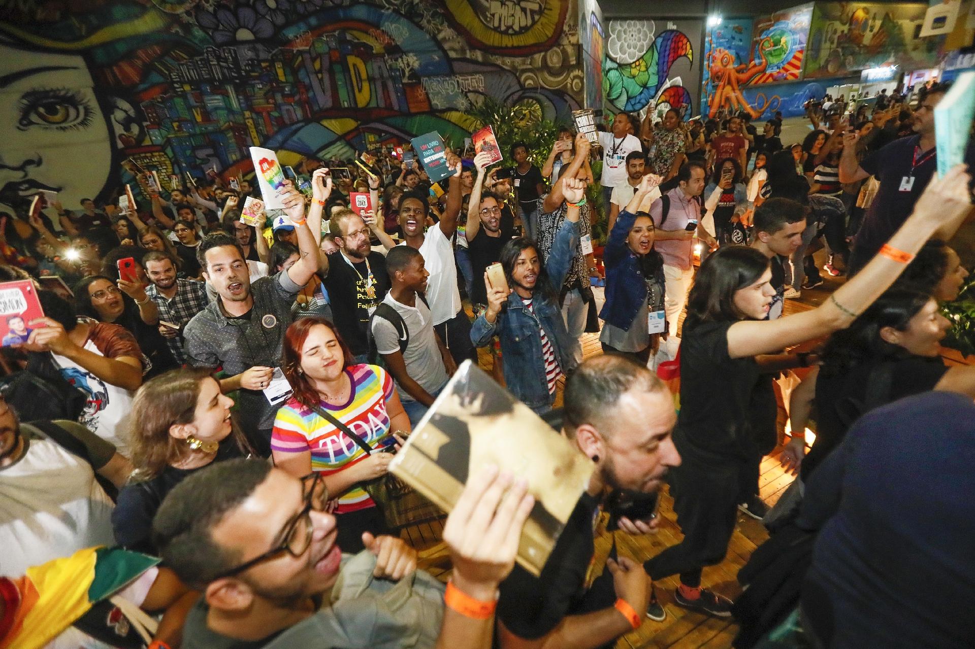 7.set.2019 - Manifestantes lotaram a Bienal do Rio em protesto contra o prefeito Marcelo Crivella, que mandou fiscais recolherem HQs que traziam a imagem de um beijo gay - Marcelo de Jesus/UOL