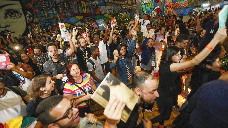 7.set.2019 - Manifestantes lotaram a Bienal do Rio em protesto contra o prefeito Marcelo Crivella, que mandou fiscais recolherem HQs que traziam a imagem de um beijo gay - Marcelo de Jesus/UOL