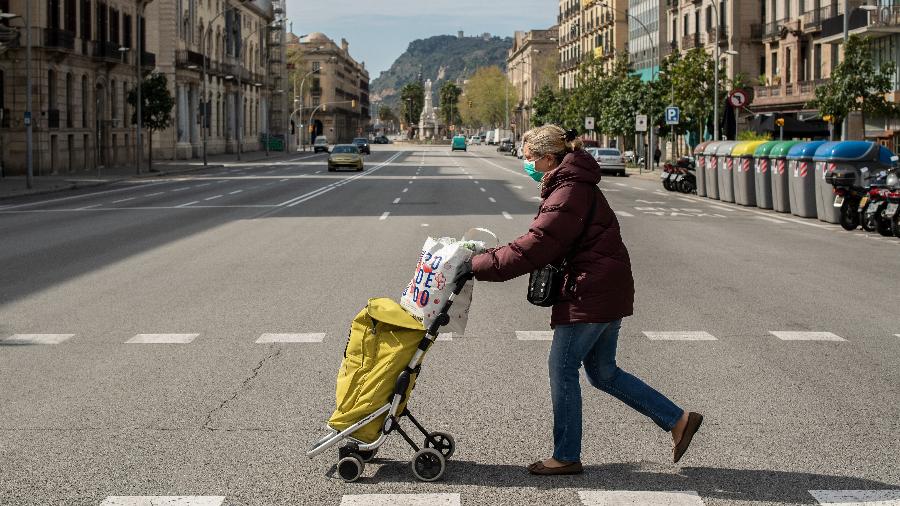 Cenário da quarentena: uma das principais avenidas de Barcelona quase vazia - Getty Images