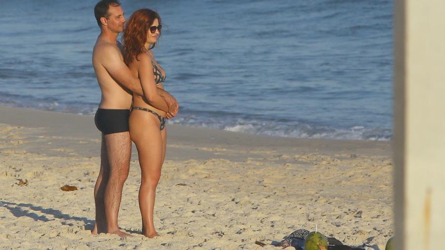 Mayana Neiva e o marido americano, Rich Torrisi, na Praia da Barra da Tijuca, no Rio de Janeiro - Fábio Martins / AgNews