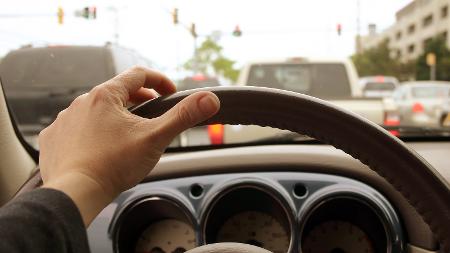 Carro parado no semáforo - Getty Images - Getty Images