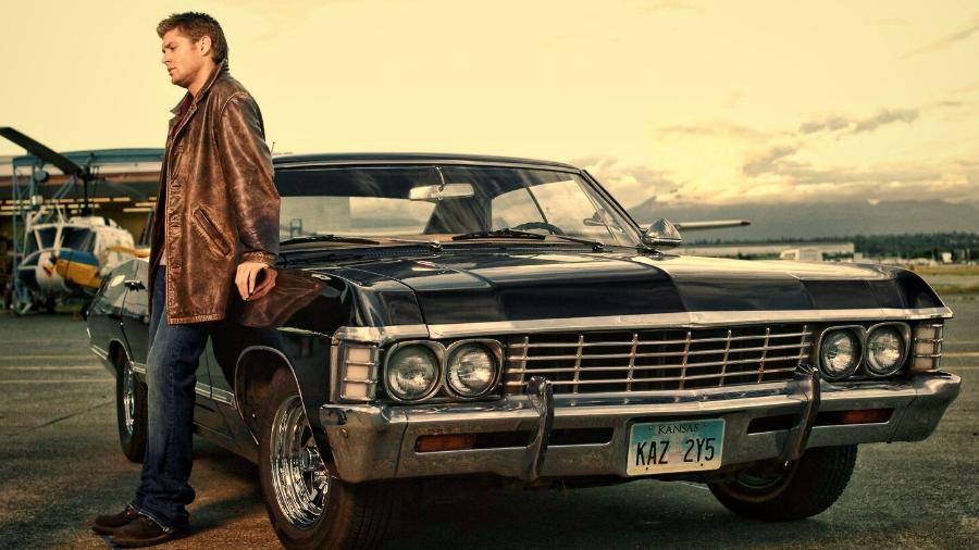 Jensen Ackles como Dean, apoiado em seu Impala 67, em cena de "Supernatural" - Reprodução