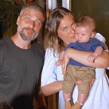 Bruno Gagliasso exibe o herdeiro, Zyan, no colo de Giovanna Ewbank - Reprodução / Instagram