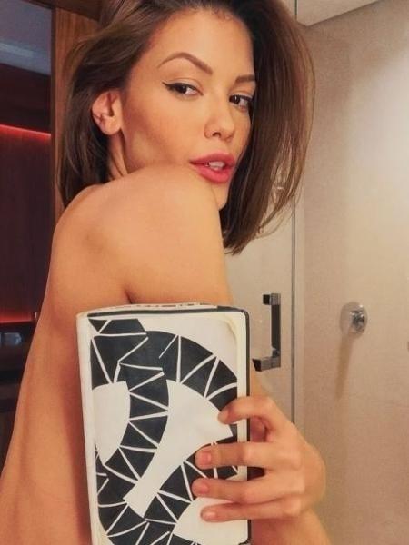 Vitória Strada também postou uma foto na qual apareceu nua. Na imagem, a atriz de "Salve-se Quem Puder" usou um caderno de desenho para cobrir parte do corpo na foto - Reprodução / Instagram