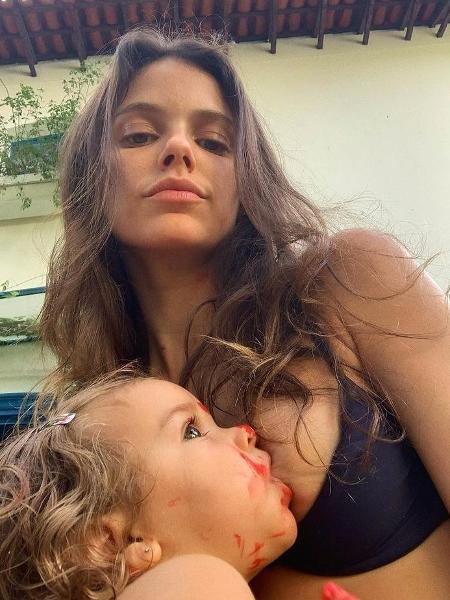 Laura Neiva amamentando sua filha, Maria - Reprodução / Instagram