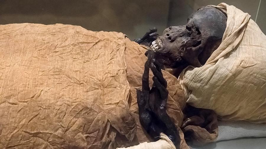 Foto de arquivo divulgada pelo Ministério de Turismo e Antiguidades egípcio em 17 de fevereiro de 2021 mostra uma vista da múmia do antigo rei egípcio Seqenenre Taa II, "o bravo", que reinou no sul do Egito cerca de 1.600 anos AC - Ministério de Antiguidades do Egito/AFP