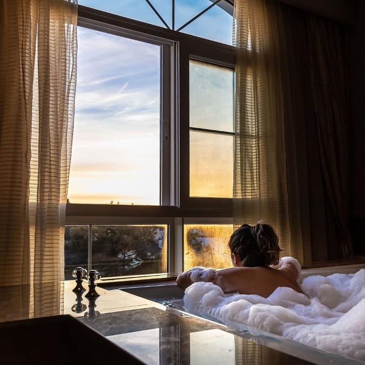 Banheira de hidromassegem presente em algumas suítes - Reprodução Instagram - Reprodução Instagram