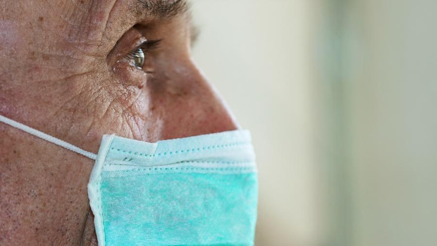 Homem idoso de máscara - Getty Images