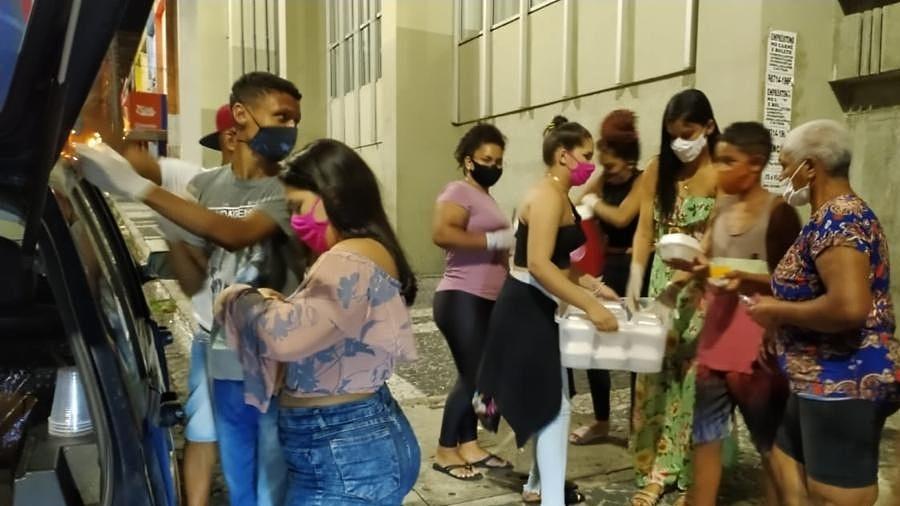 Grupo de amigos começou entregando 75 quentinhas, hoje prepara e distribui 200 a casa 15 dias - Arquivo pessoal