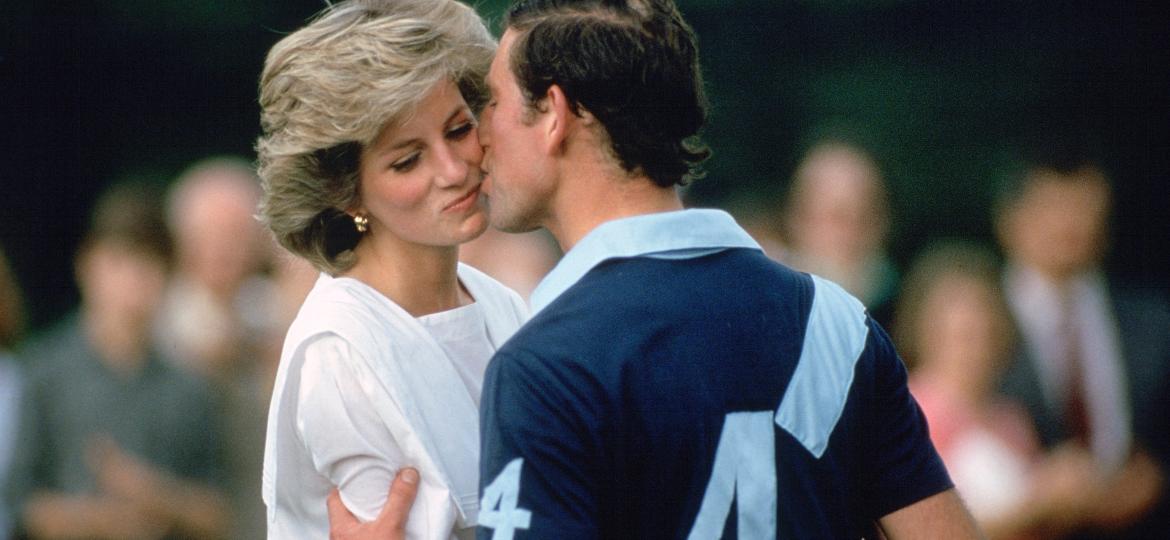 Após o divórcio do príncipe Charles, Lady Di parou de usar a grife francesa. Entenda a história. - Tim Graham Photo Library via Getty Images