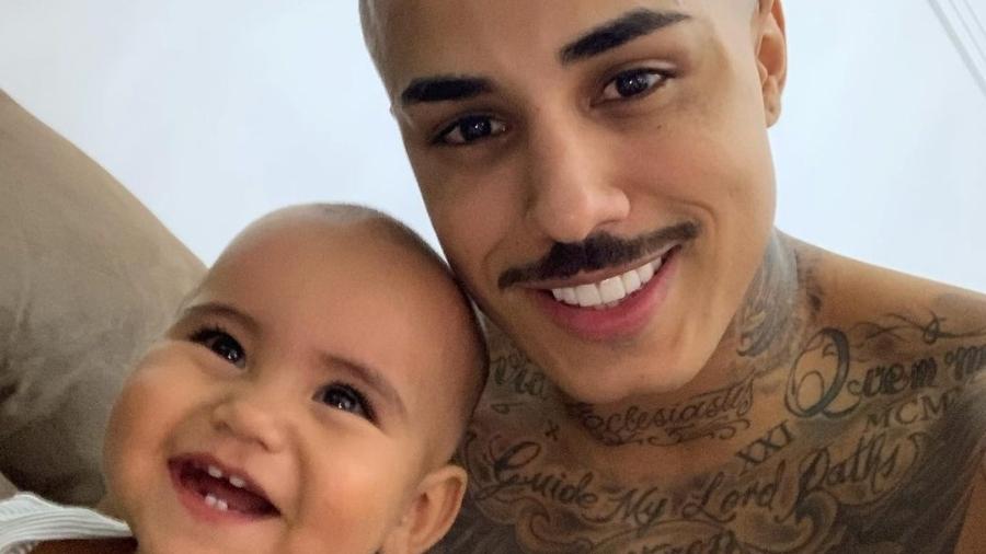 MC Livinho com o filho, Olivio - Reprodução/Instagram