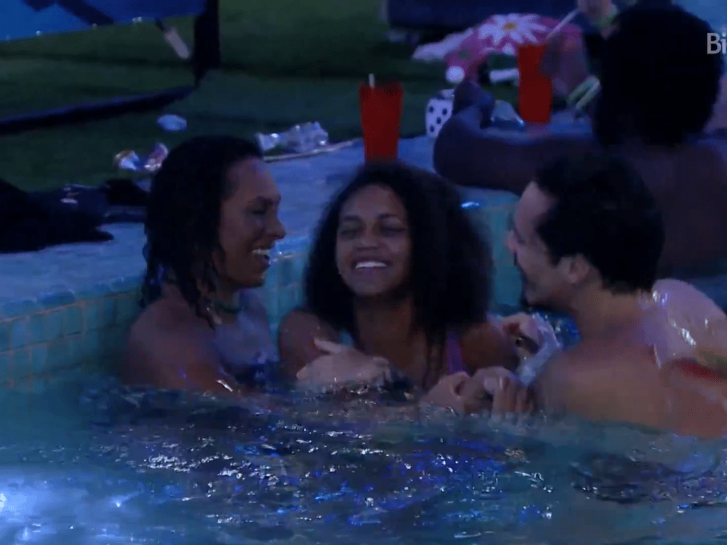 Eliezer persegue Jessi na piscina e Lina brinca: 'A Natália ali, olha'