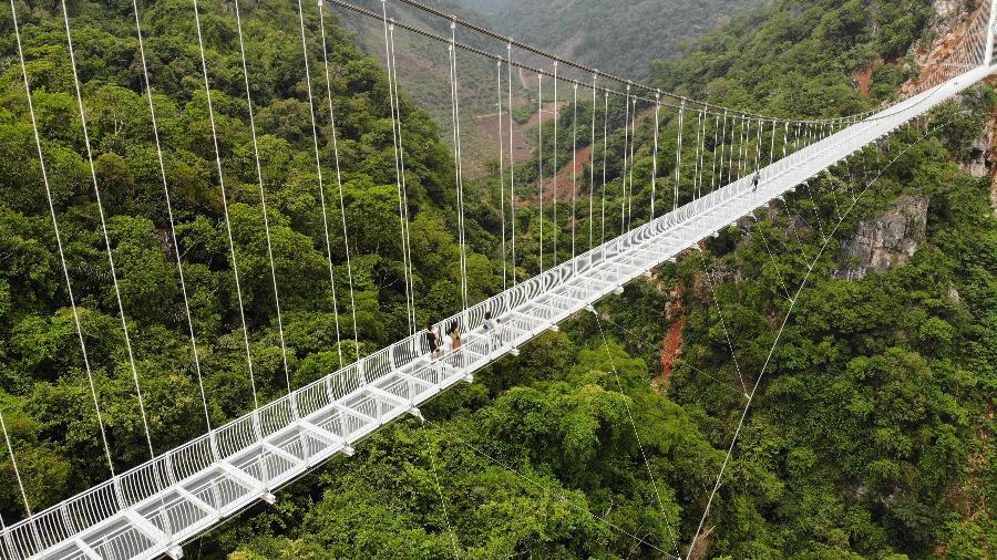 A ponte de vidro Bach Long, no Vietnã - Nhac Nguyen/AFP