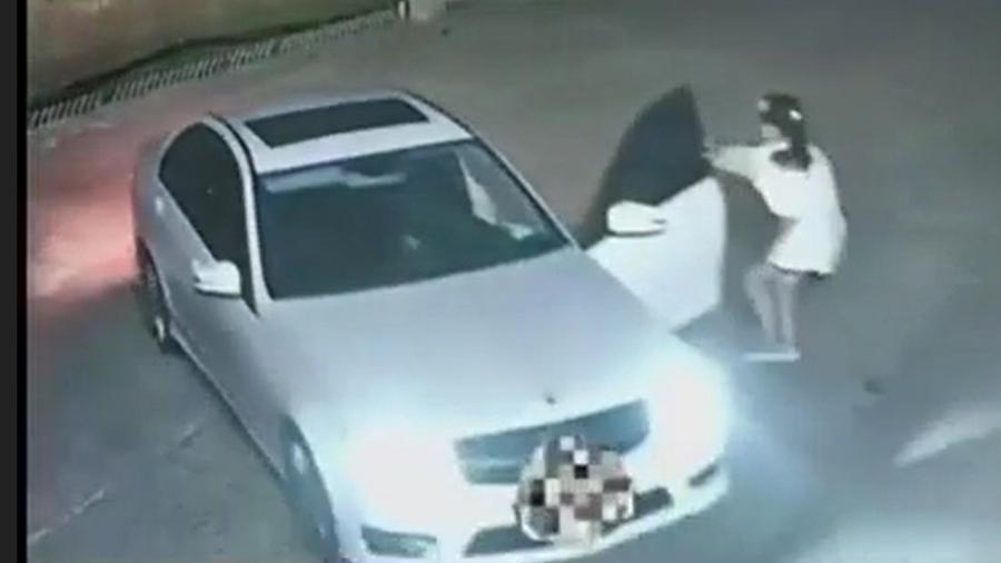 Mulher tenta segurar Mercedes pela porta - Reprodução