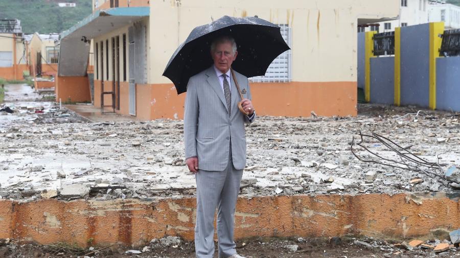 O então príncipe Charles durante visita a Antígua e Barbuda em setembro de 2017 após passagem de furacão que destruiu parte da ilha - Chris Jackson/Getty Images