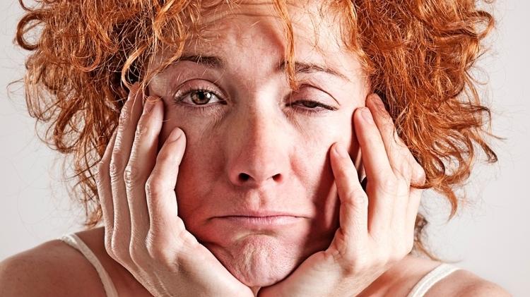 Mulher com rosto inchado, acordar, sono, cara de sono, acordada, exausta, inchaço - iStock - iStock