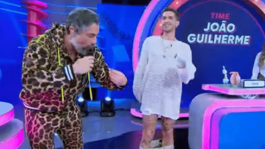 João Guilherme puxou as calças para baixo durante o Caldeirão - Reprodução / TV Globo