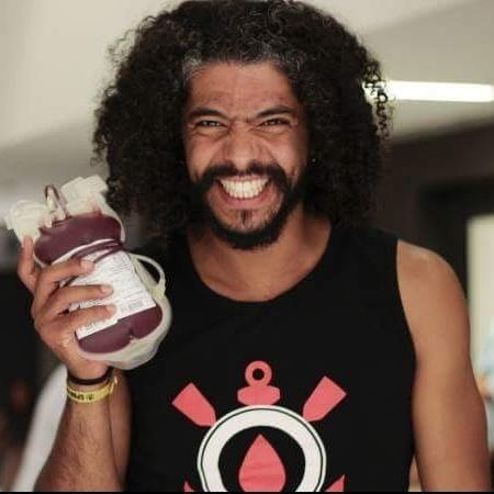 Diego Araújo segurando bolsa de sangue durante campanha Sangue Corinthiano, organizado pela equipe do clube paulista para incentivar a doação